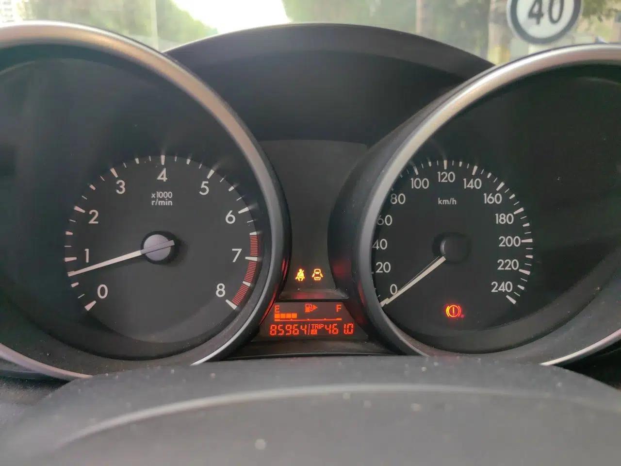 Mazda 3 2015 Sedan 1.6L Manual Comfort Model — миниатюра 8