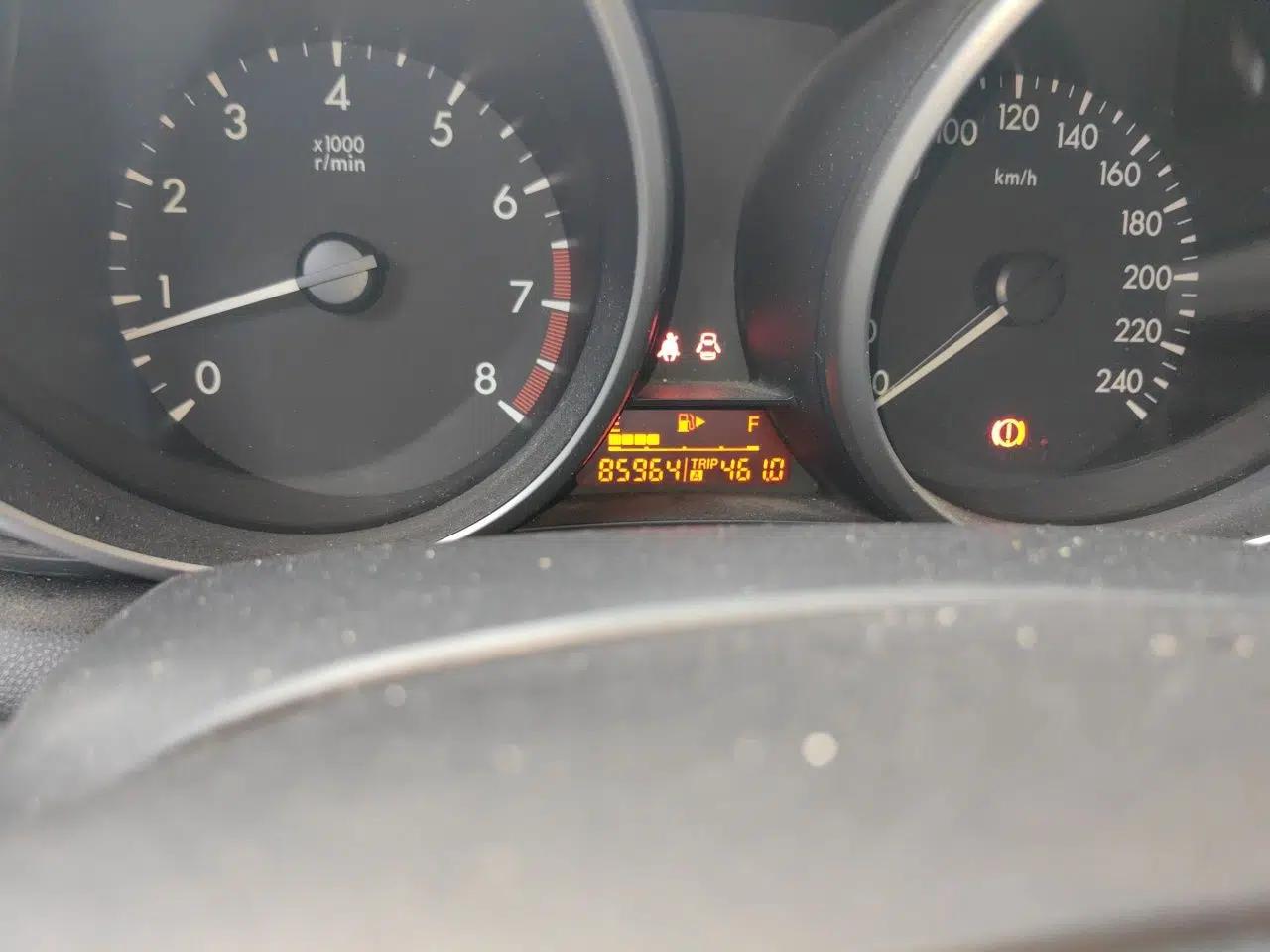 Mazda 3 2015 Sedan 1.6L Manual Comfort Model — миниатюра 9