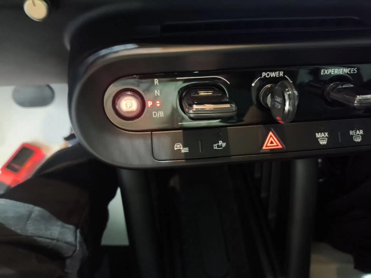MINI Electric COOPER 2024 452km COOPER SE Artist — миниатюра 16