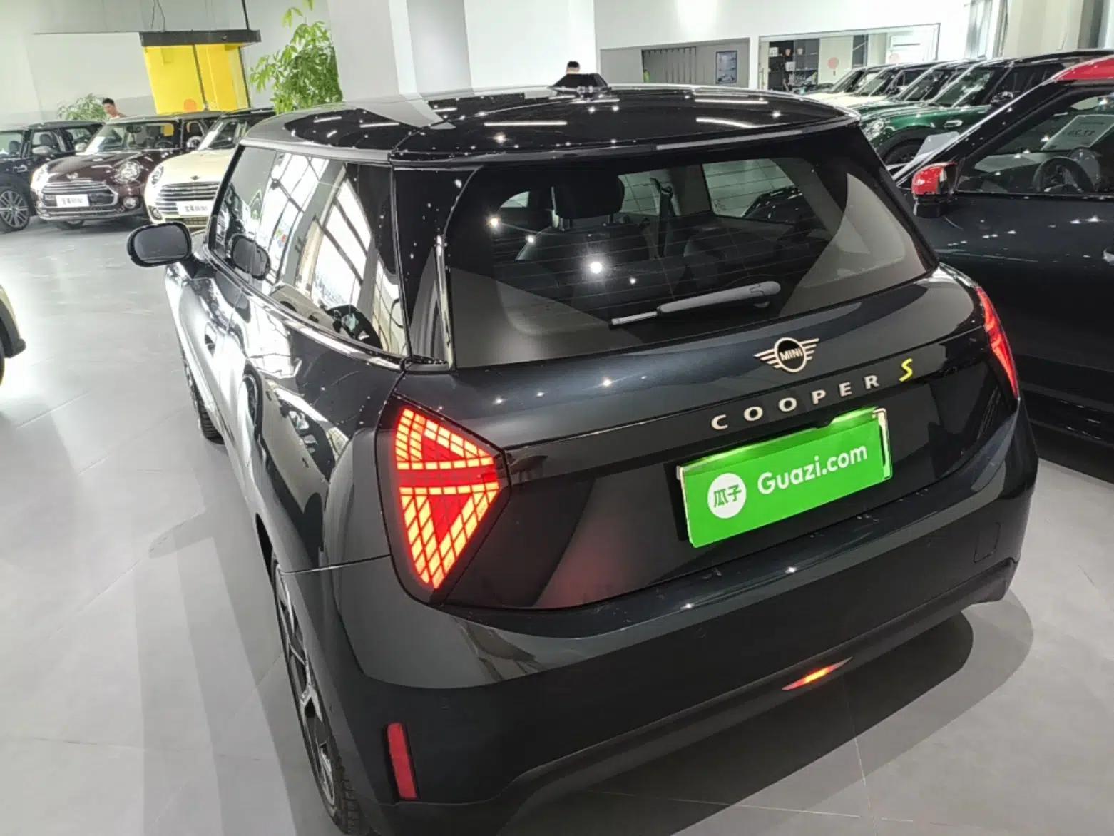MINI Electric COOPER 2024 452km COOPER SE Artist — миниатюра 4