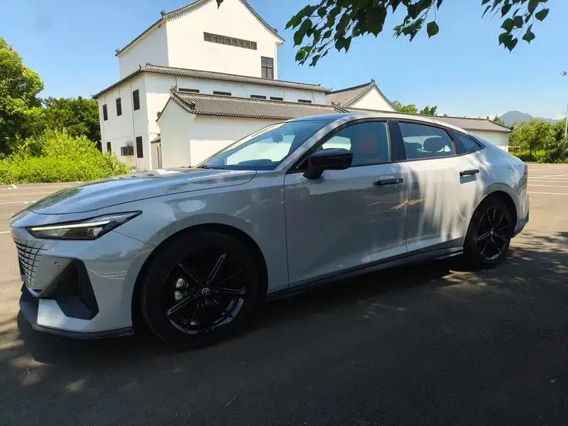Changan UNI-V 2023 1.5T Premium Edition — миниатюра 3