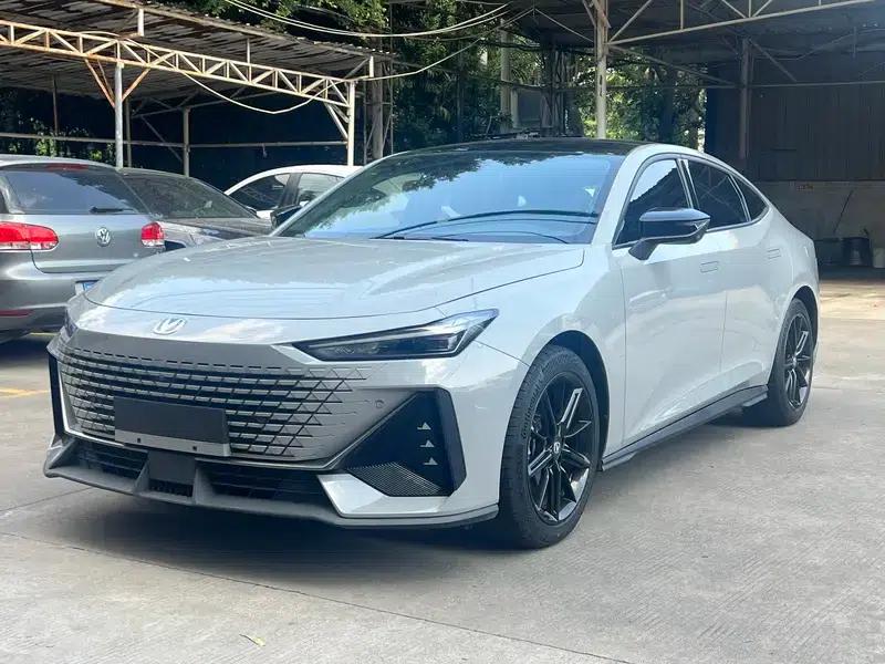 Changan UNI-V 2022 1.5T Premium Edition — миниатюра 1