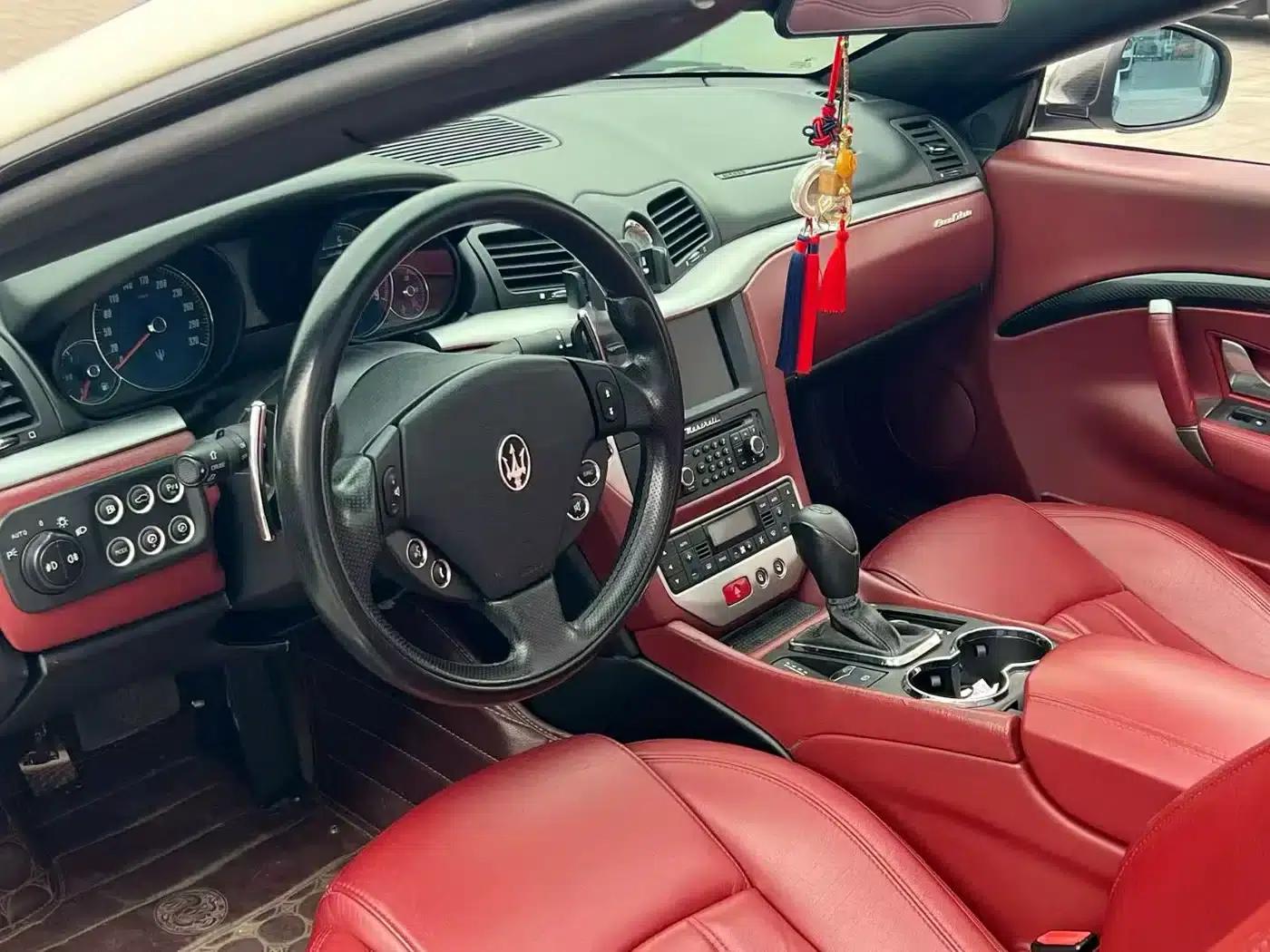 GranCabrio 2010 4.7L Automatic — миниатюра 4