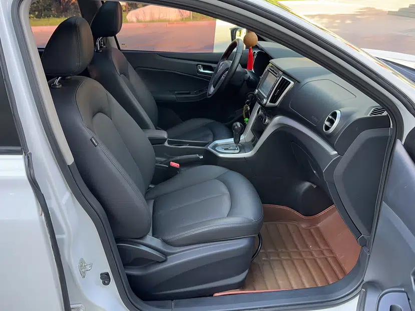 Venucia T70 2015 2.0L CVT Smart Edition — миниатюра 26