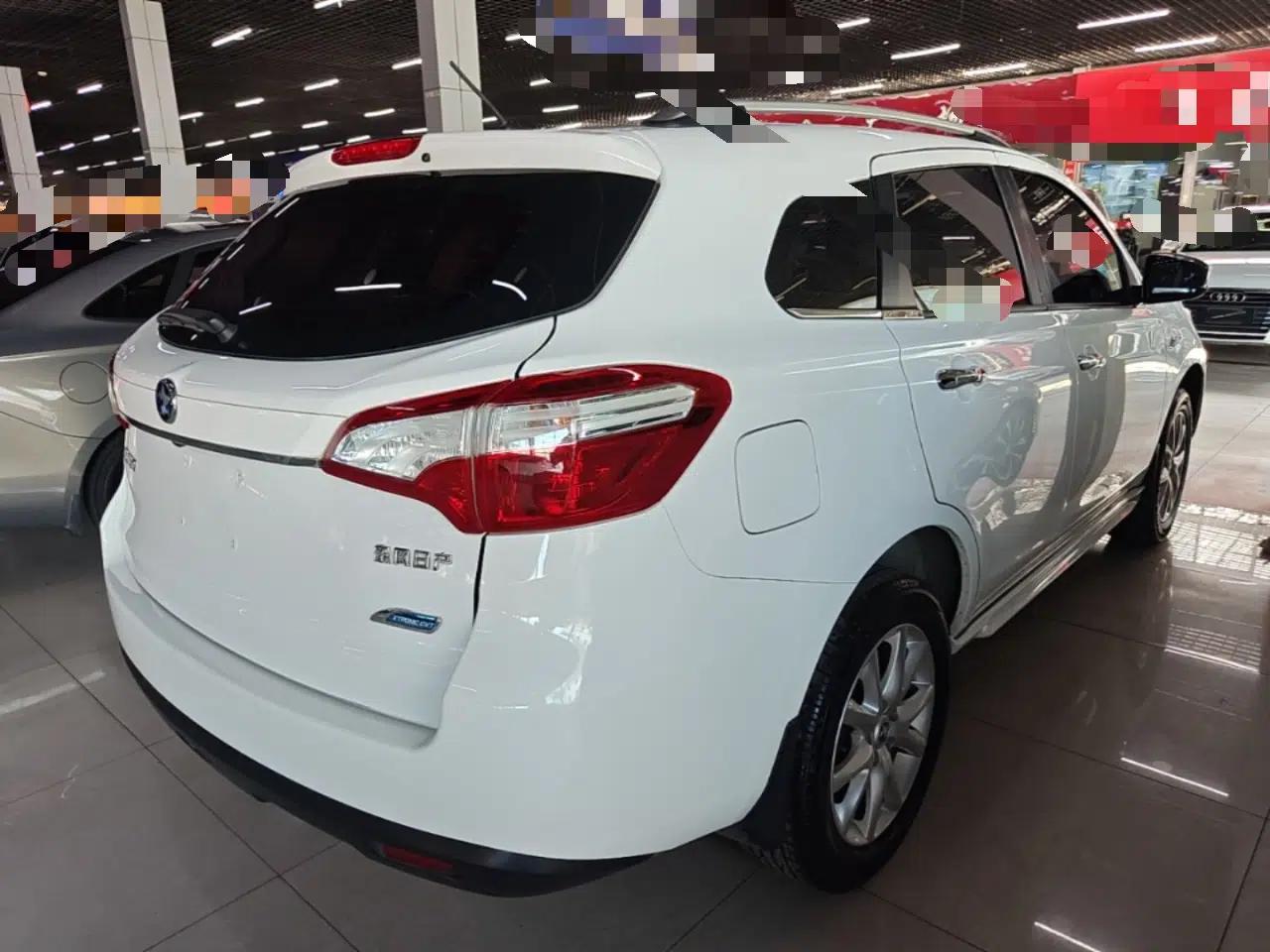 Venucia T70 2015 2.0L CVT Smart Edition — миниатюра 6