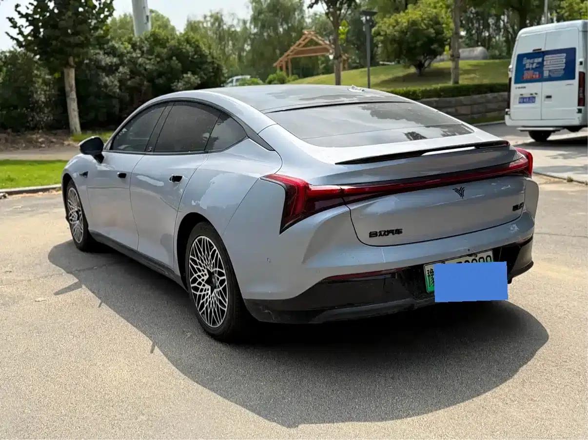 Nezha S 2022 Pure Electric 650km AWD Luxury Edition — миниатюра 8
