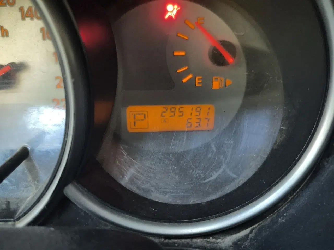 Nissan Livina 2010 Jingrui Edition 1.6L Automatic Smart Model — миниатюра 12