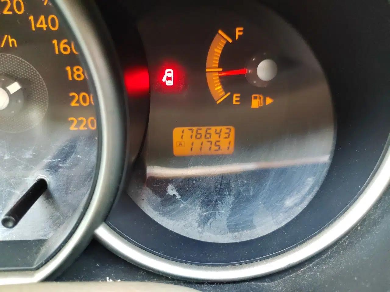 Nissan Livina 2010 Jingyi Edition 1.8L Manual Standard Model — миниатюра 12