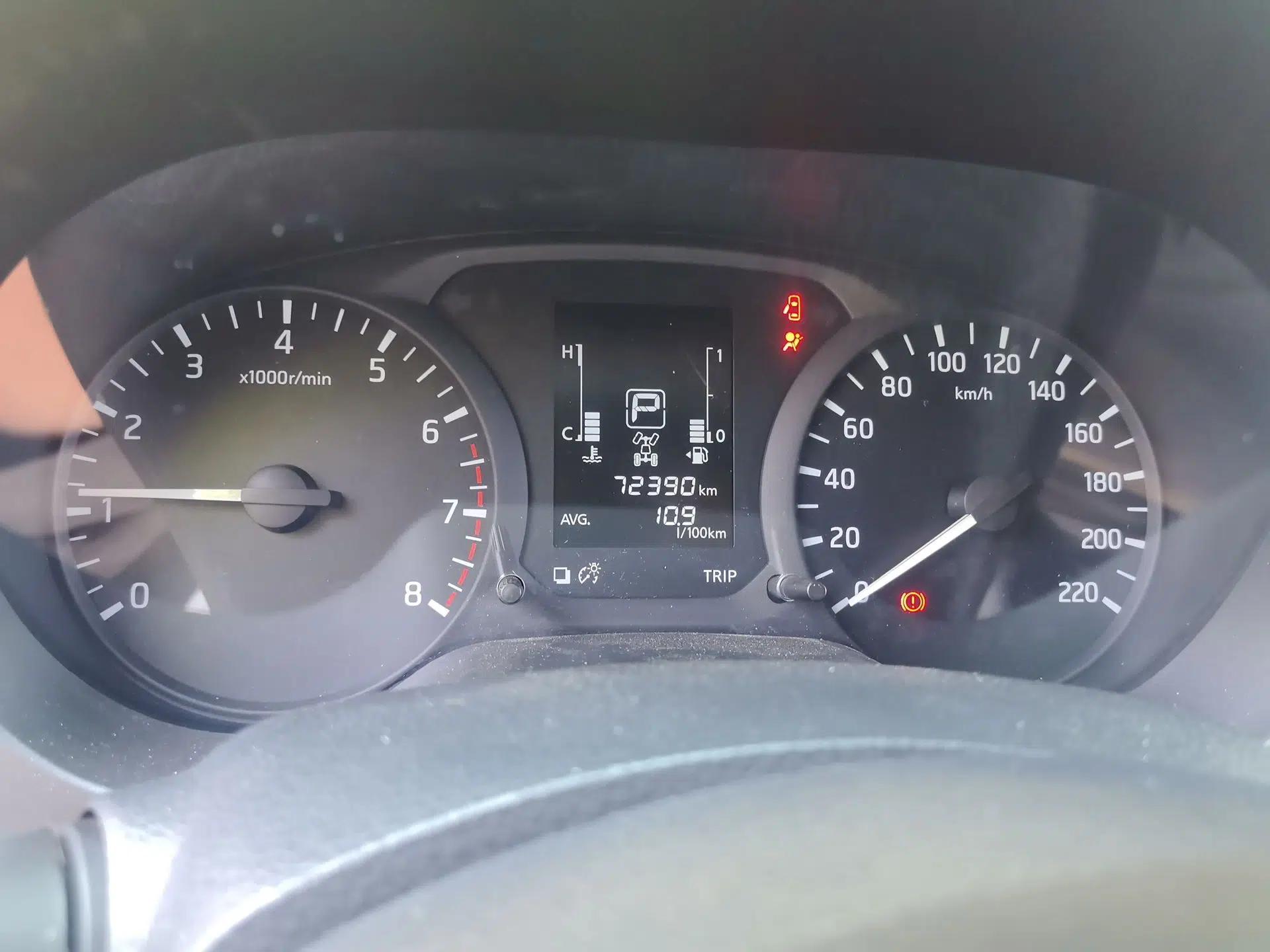 Nissan Navara 2017 2.5L Automatic 4x4 Luxury Edition QR25 — миниатюра 11