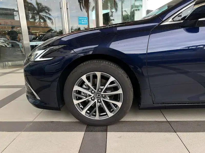 Lexus ES 2025 300h Premium Edition — миниатюра 3