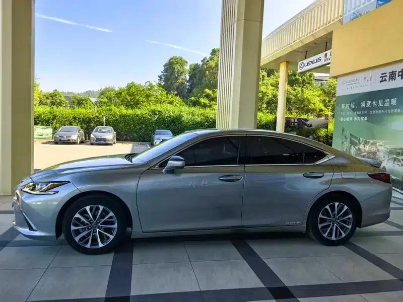 Lexus ES 2022 300h Premium Edition — миниатюра 3