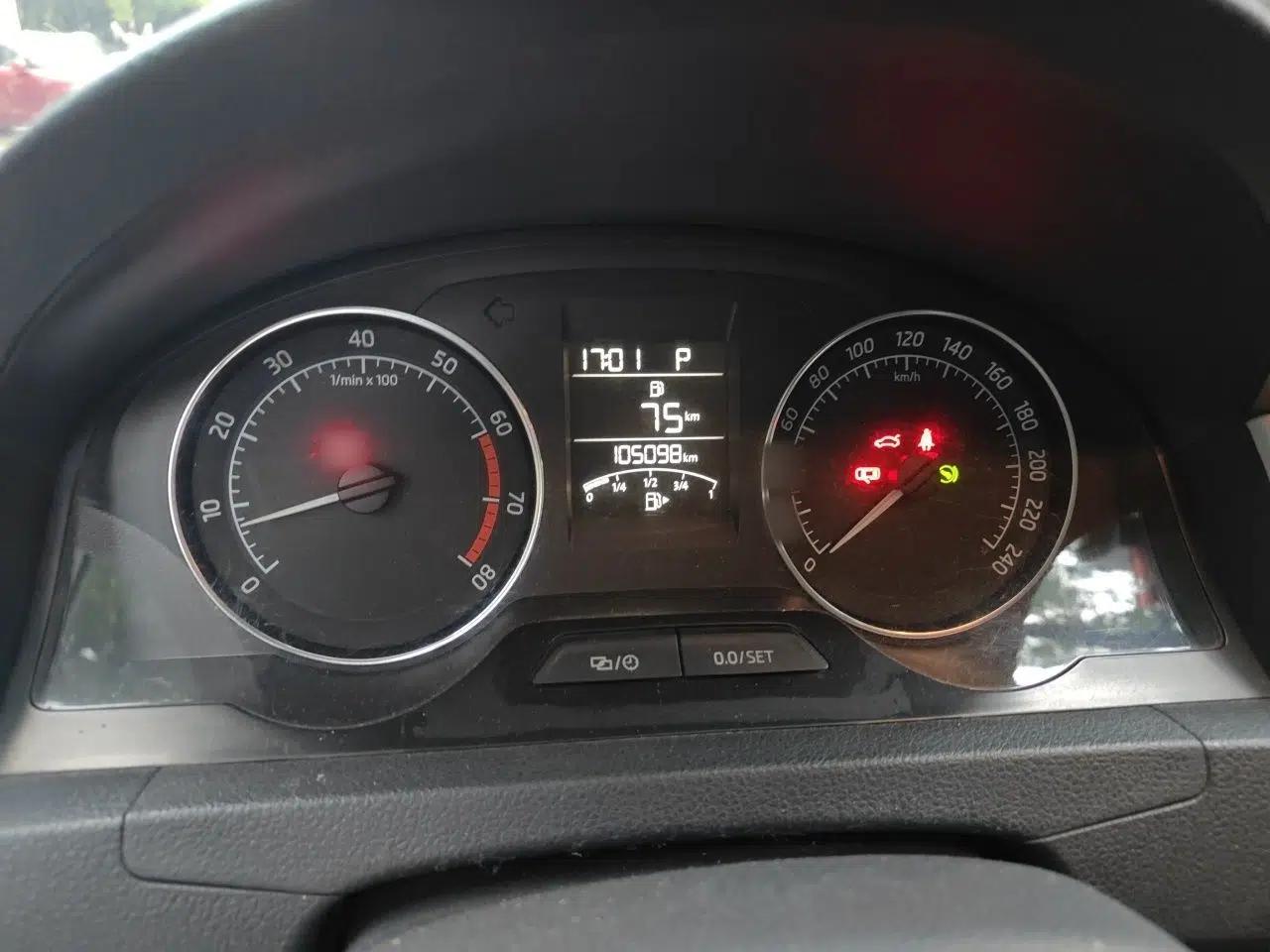 Skoda Rapid Spaceback 2014 1.6L Automatic Enjoyment Edition — миниатюра 9