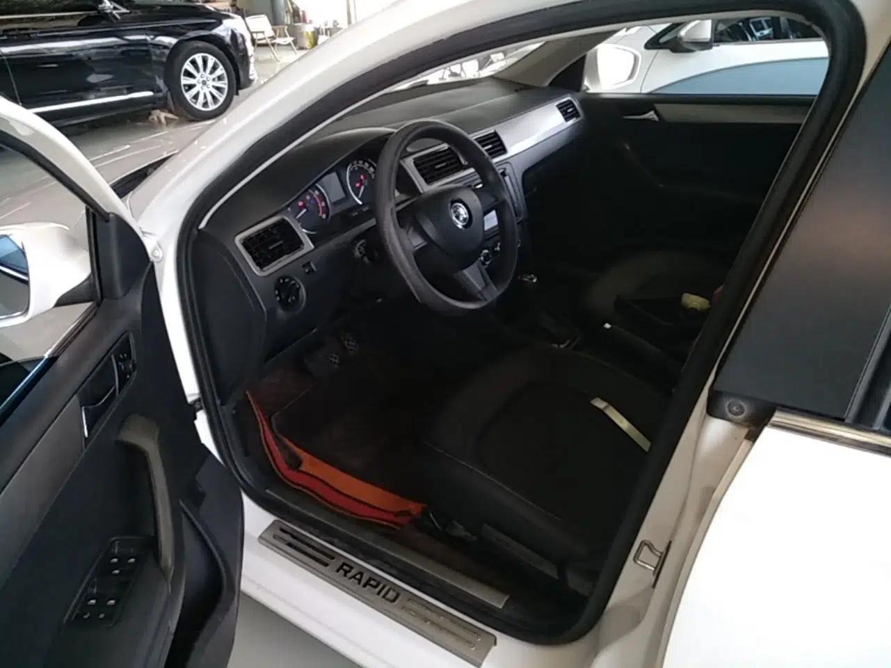 Skoda Rapid Spaceback 2016 Revised 1.6L Automatic Chuanxing Version — миниатюра 17