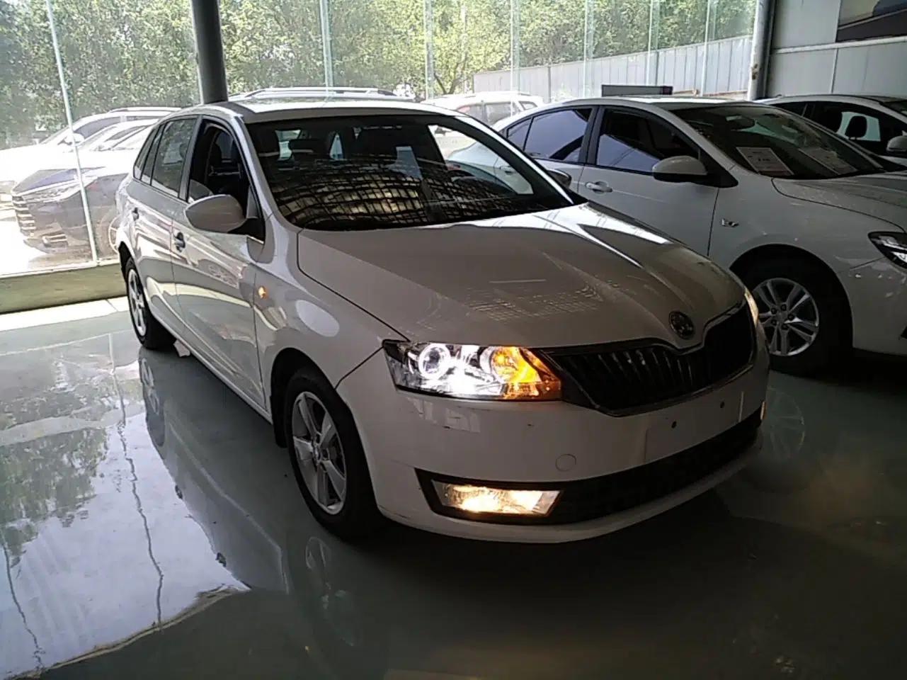 Skoda Rapid Spaceback 2016 Revised 1.6L Automatic Chuanxing Version — миниатюра 3
