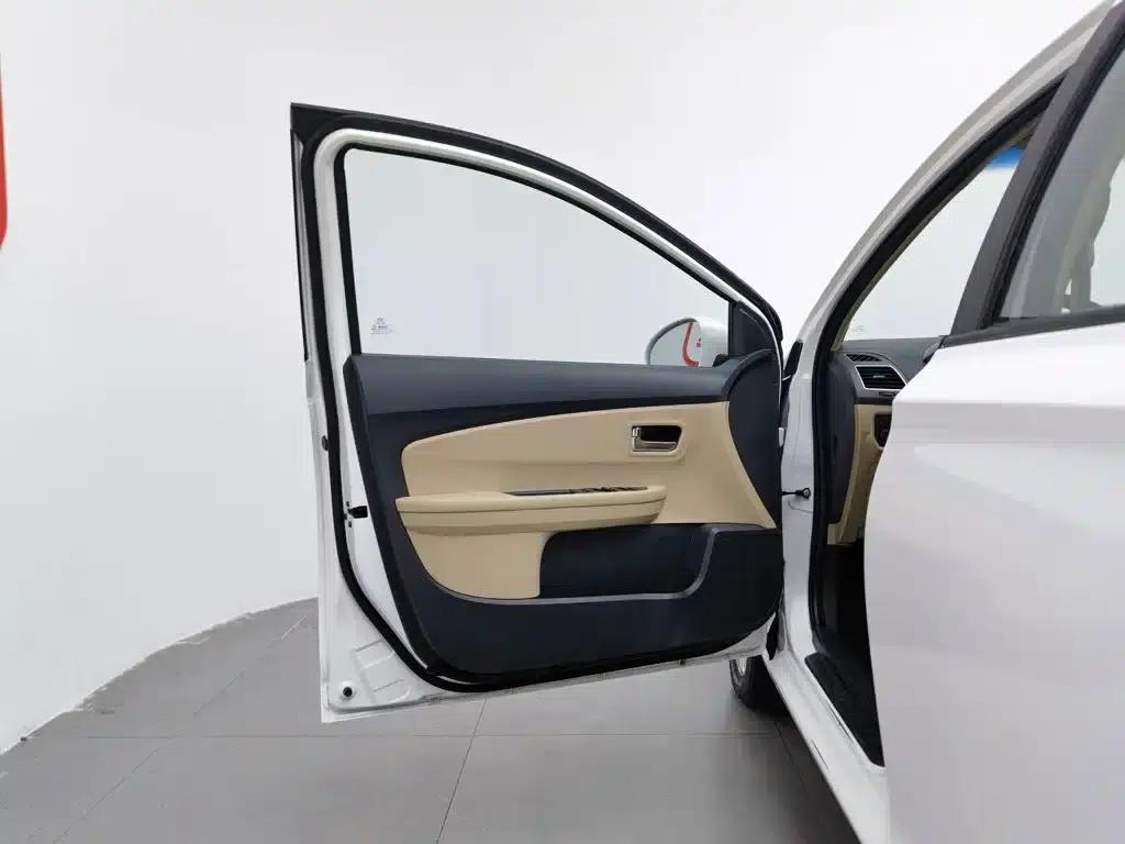 Chery E3 2013 1.5L Manual Smart Edition — миниатюра 8