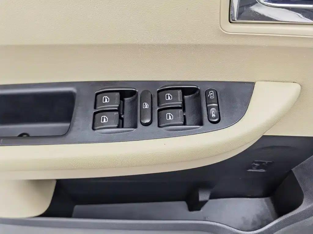 Chery E3 2013 1.5L Manual Smart Edition — миниатюра 9