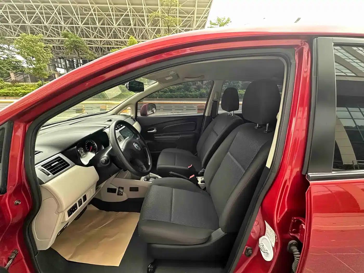 Venucia R50 2016 1.6L Automatic Elite Edition — миниатюра 11
