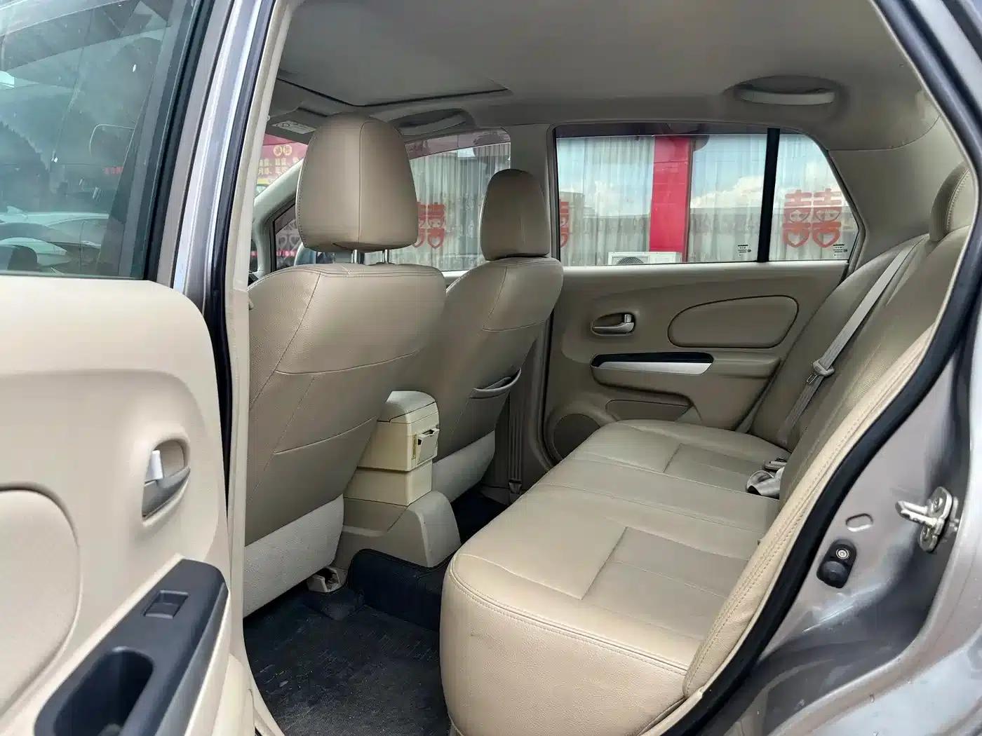 Venucia D50 2013 1.6L Manual Deluxe Edition — миниатюра 5