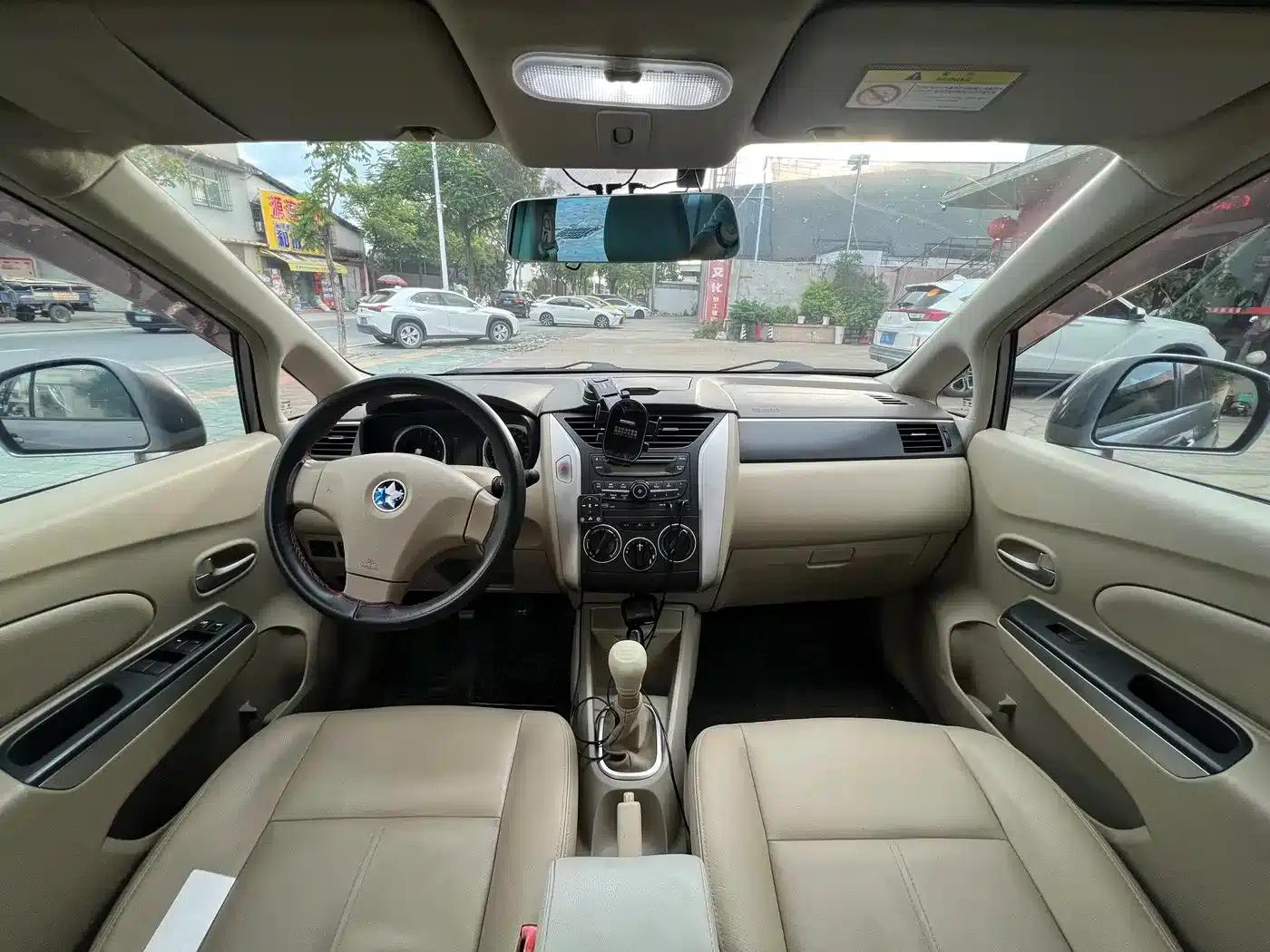 Venucia D50 2013 1.6L Manual Deluxe Edition — миниатюра 6