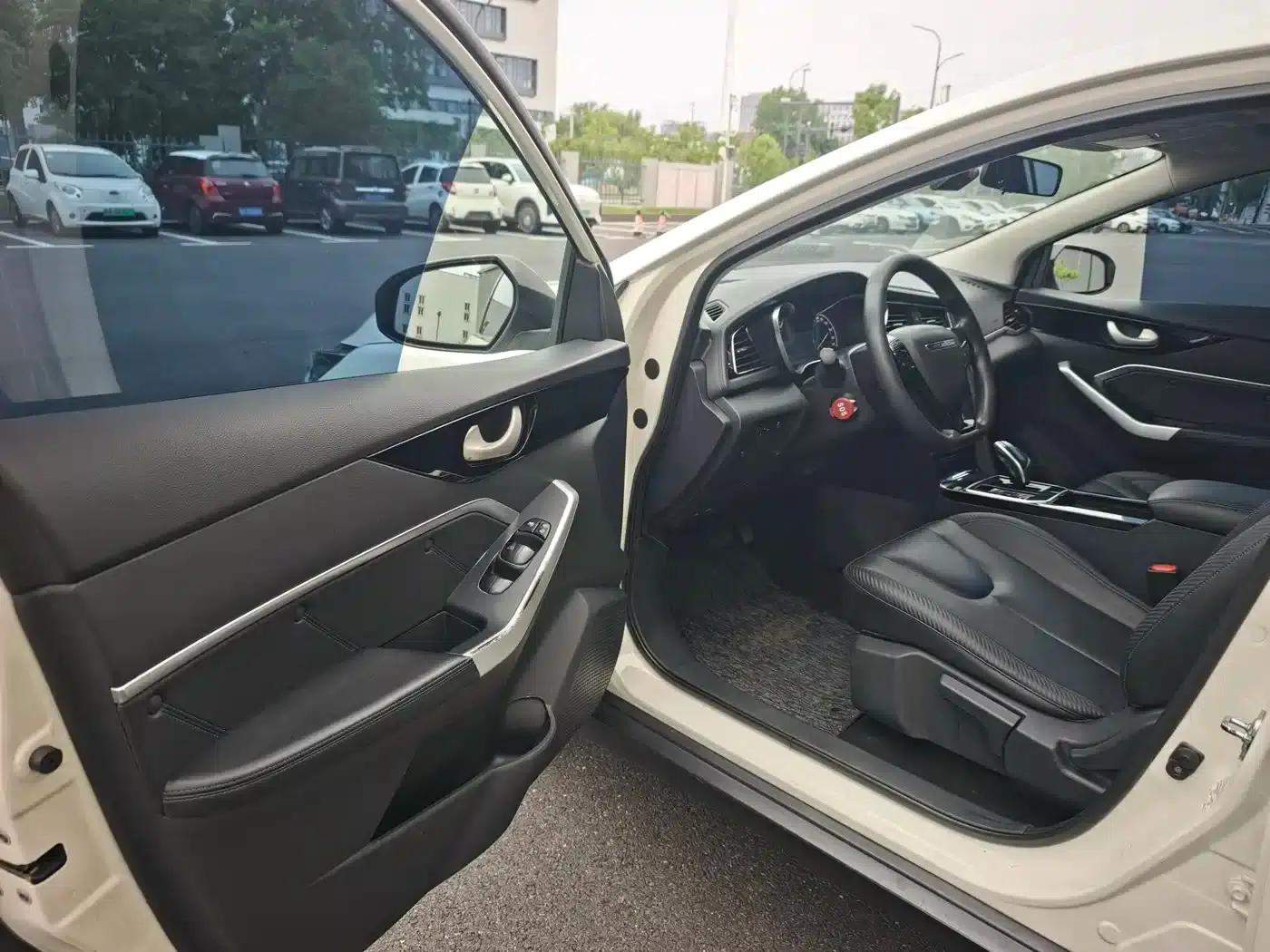 Venucia D60EV 2022 Standard Range Comfort Edition — миниатюра 4