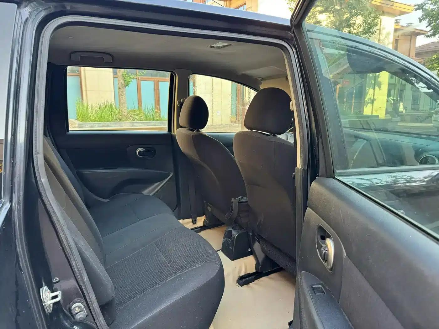 Nissan Livina 2007 1.6L Manual Multi-Purpose Model — миниатюра 8