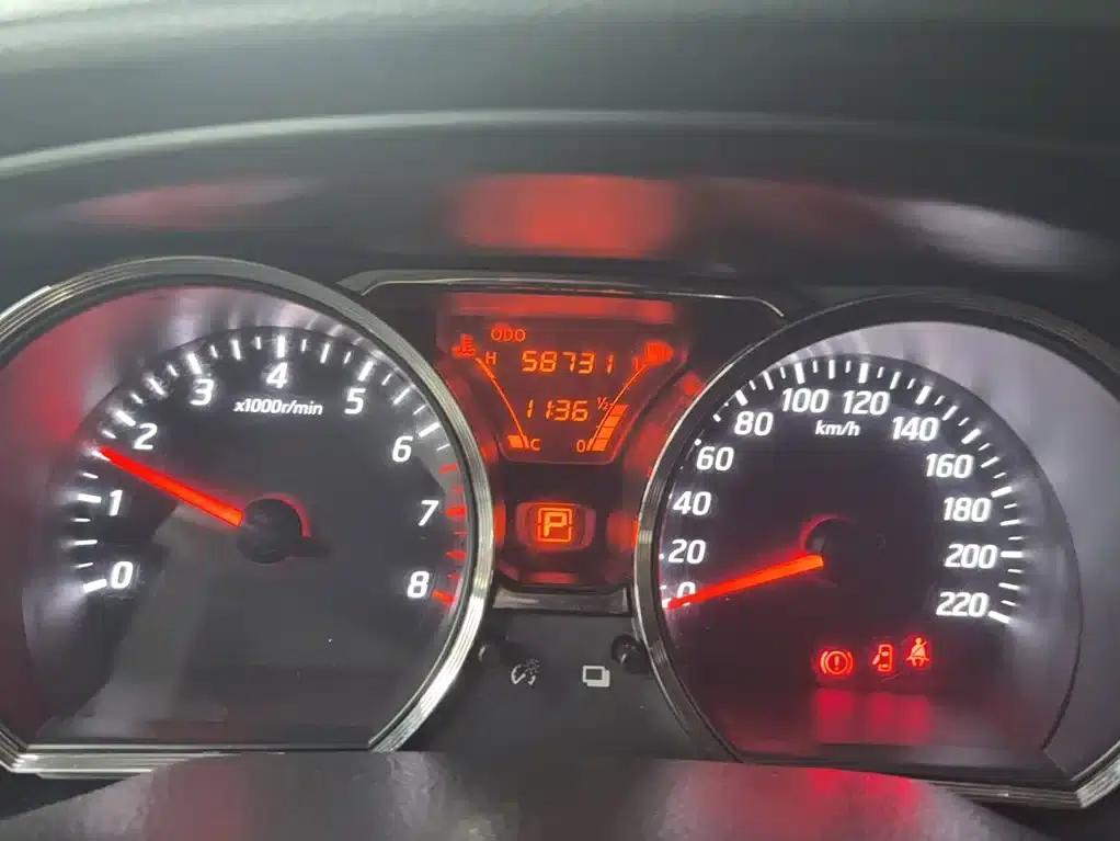 Nissan Livina 2013 Sporty 1.6XL CVT Comfort Edition — миниатюра 13