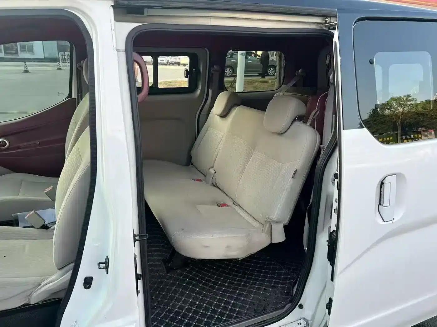 Nissan NV200 2018 1.6L CVT Luxury — миниатюра 8