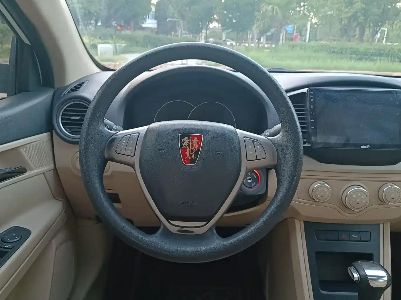 Roewe 350 2015 1.5L Automatic Deluxe Sunroof Edition — миниатюра 12