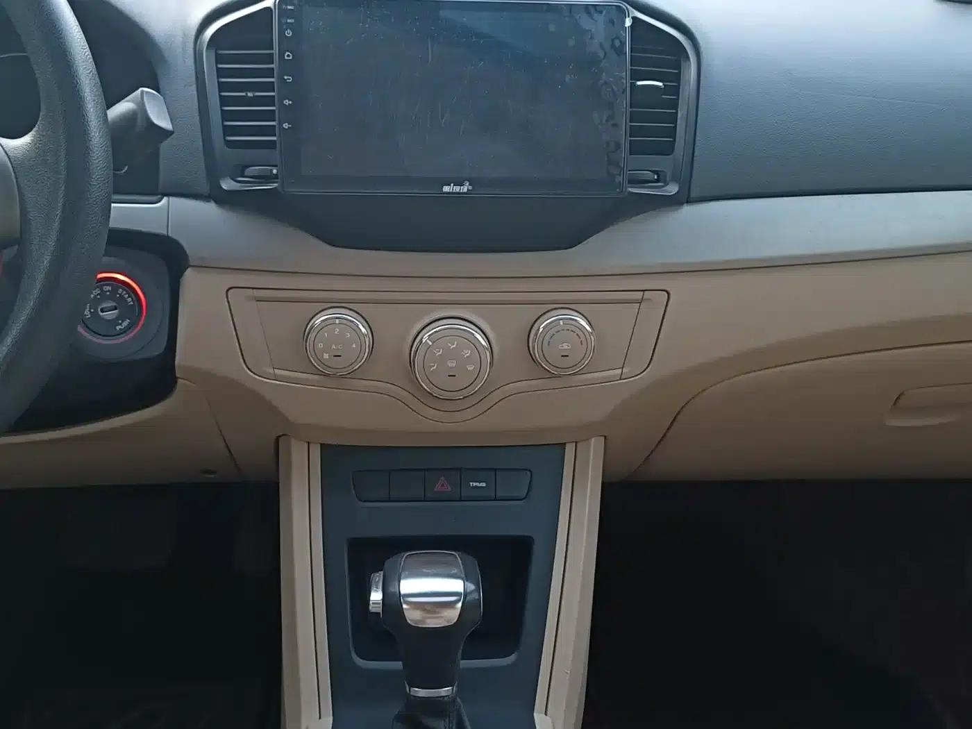 Roewe 350 2015 1.5L Automatic Deluxe Sunroof Edition — миниатюра 13