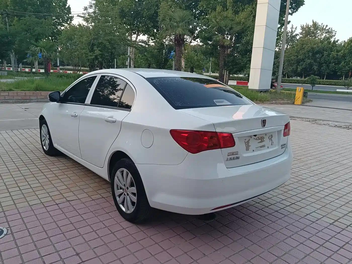 Roewe 350 2015 1.5L Automatic Deluxe Sunroof Edition — миниатюра 14