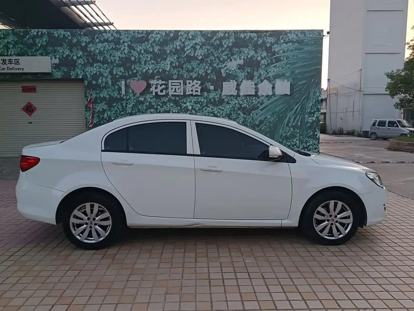 Roewe 350 2015 1.5L Automatic Deluxe Sunroof Edition — миниатюра 4