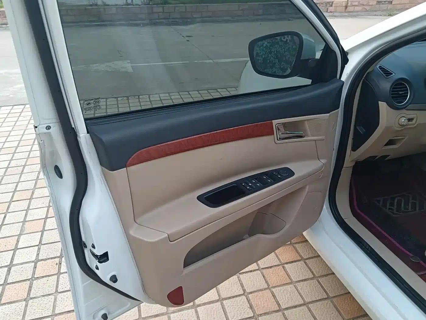 Roewe 350 2015 1.5L Automatic Deluxe Sunroof Edition — миниатюра 6