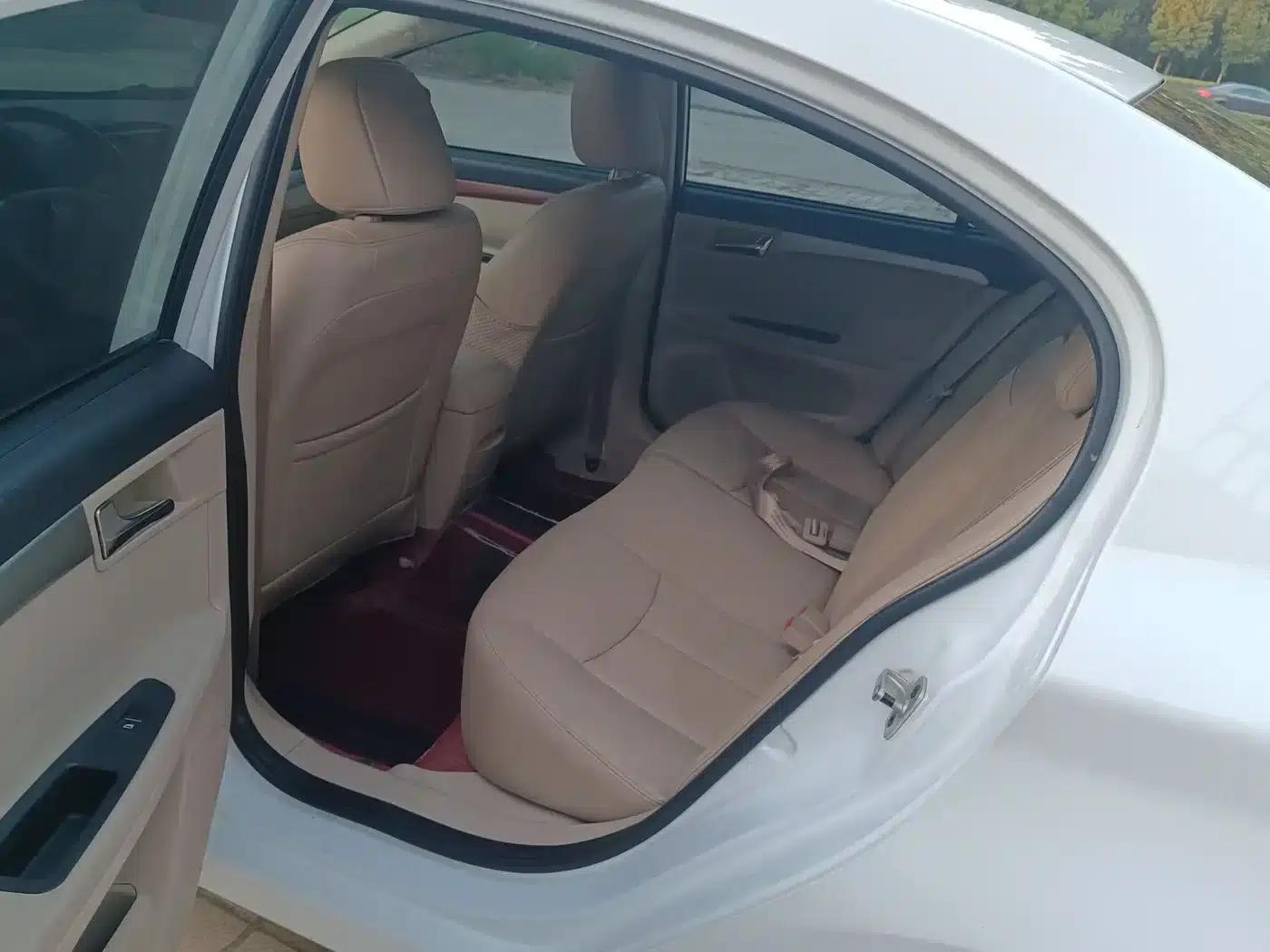 Roewe 350 2015 1.5L Automatic Deluxe Sunroof Edition — миниатюра 8