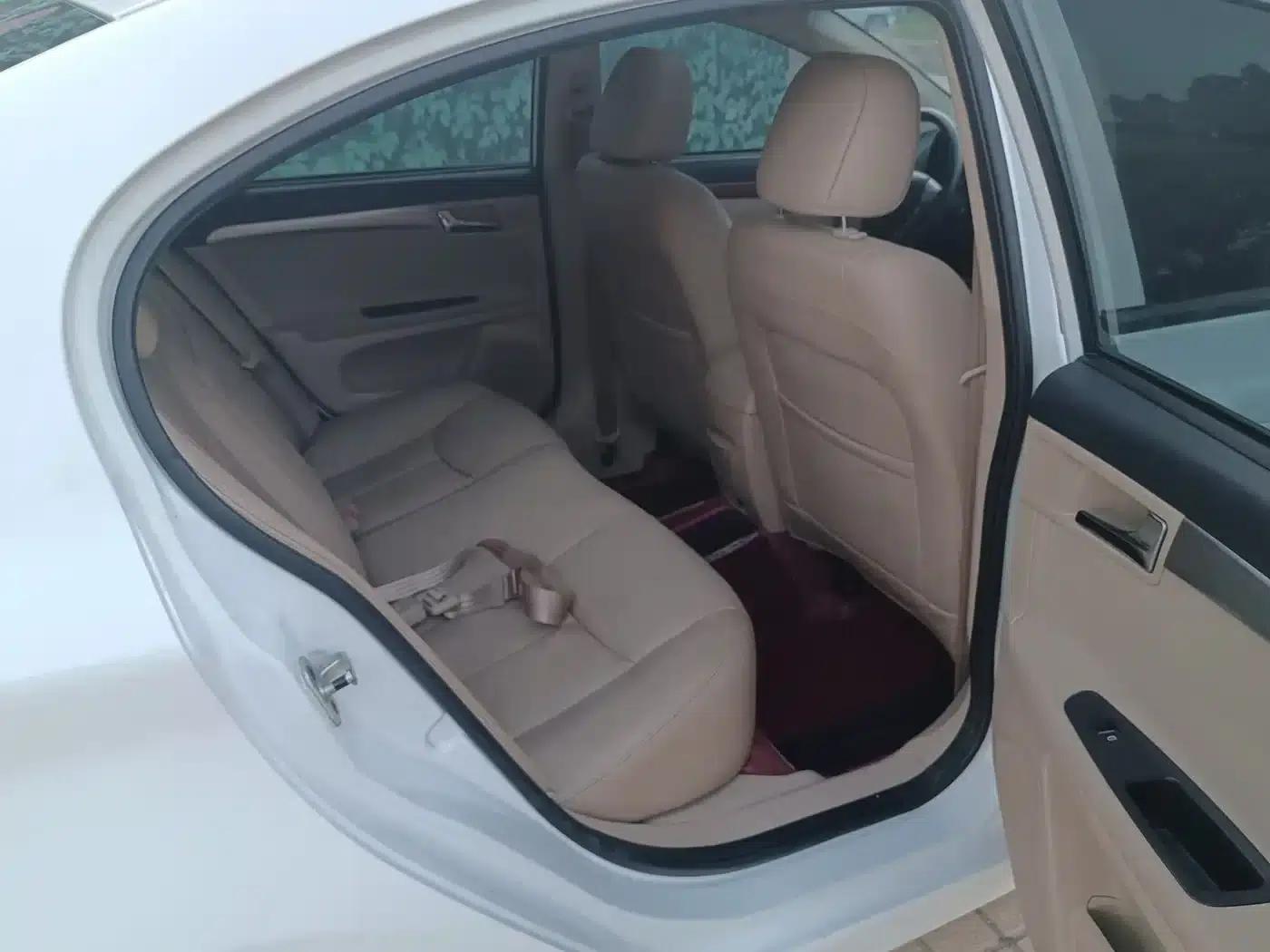 Roewe 350 2015 1.5L Automatic Deluxe Sunroof Edition — миниатюра 9