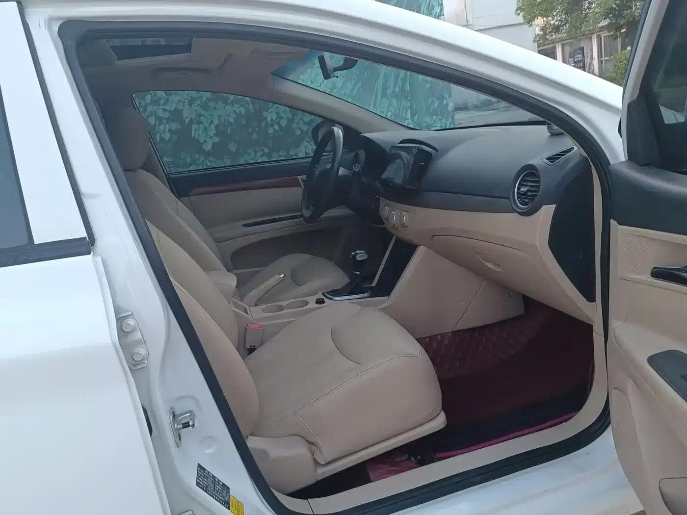 Roewe 350 2015 1.5L Automatic Deluxe Sunroof Edition — миниатюра 10