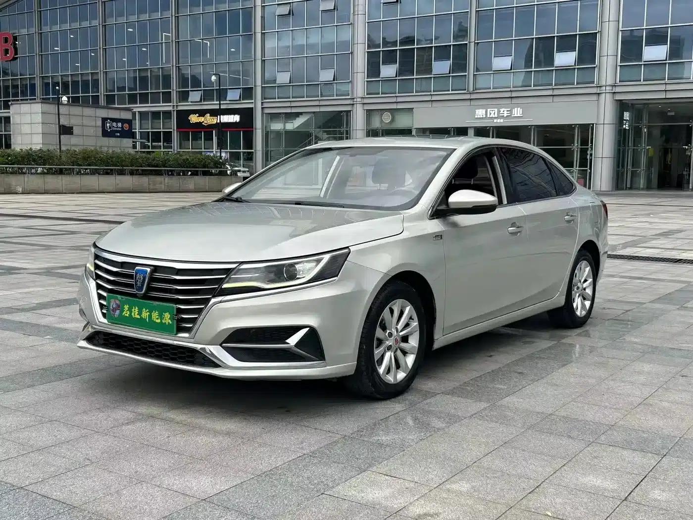 Roewe i6 New Energy 2017 45T Hybrid Connected Smart Edition — миниатюра 1