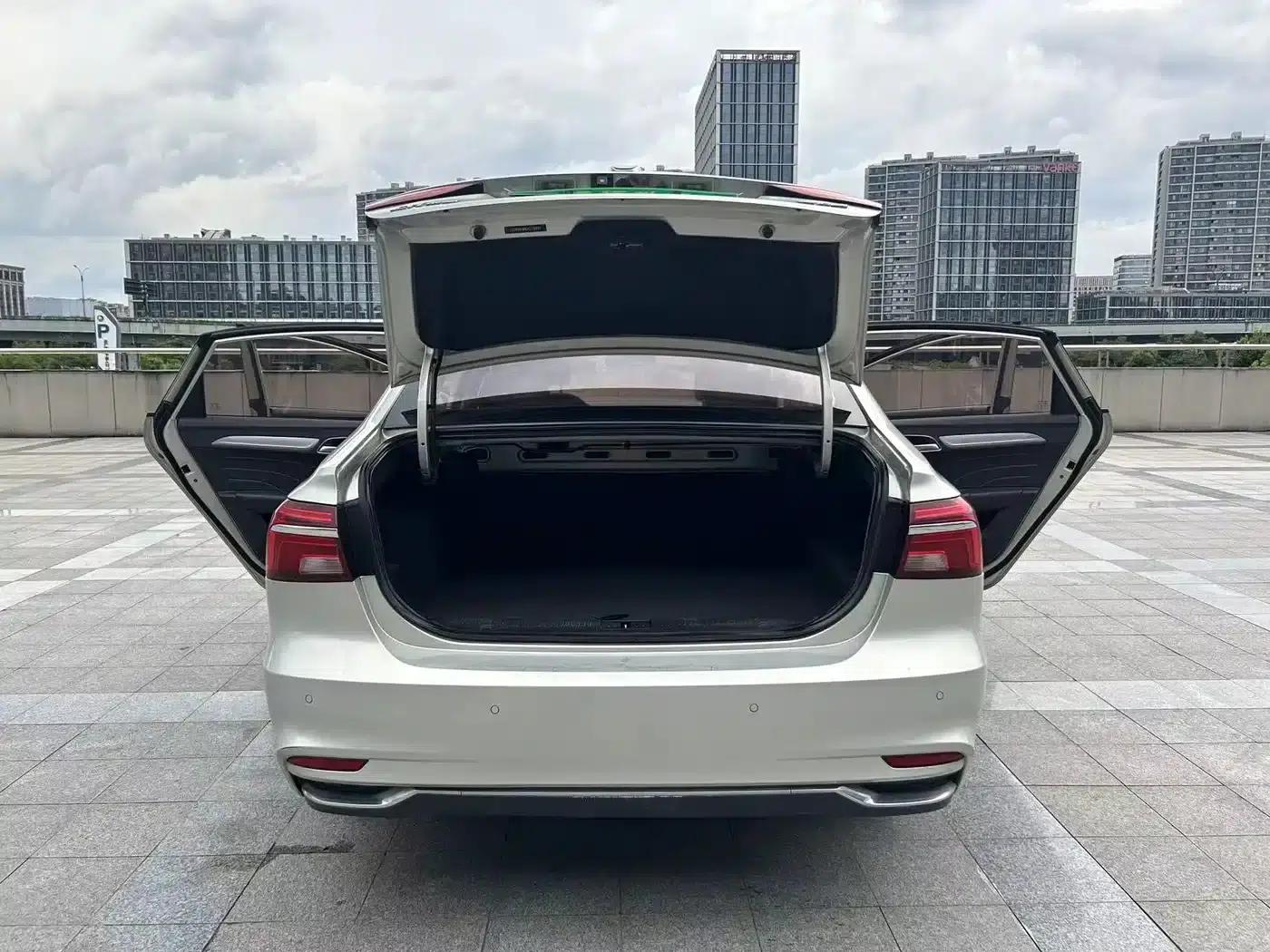 Roewe i6 New Energy 2017 45T Hybrid Connected Smart Edition — миниатюра 12