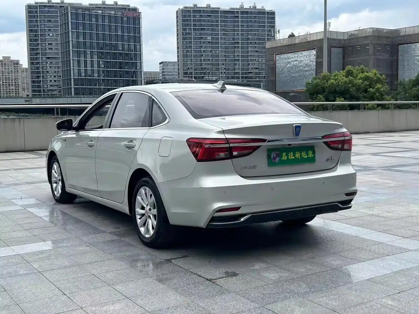 Roewe i6 New Energy 2017 45T Hybrid Connected Smart Edition — миниатюра 7