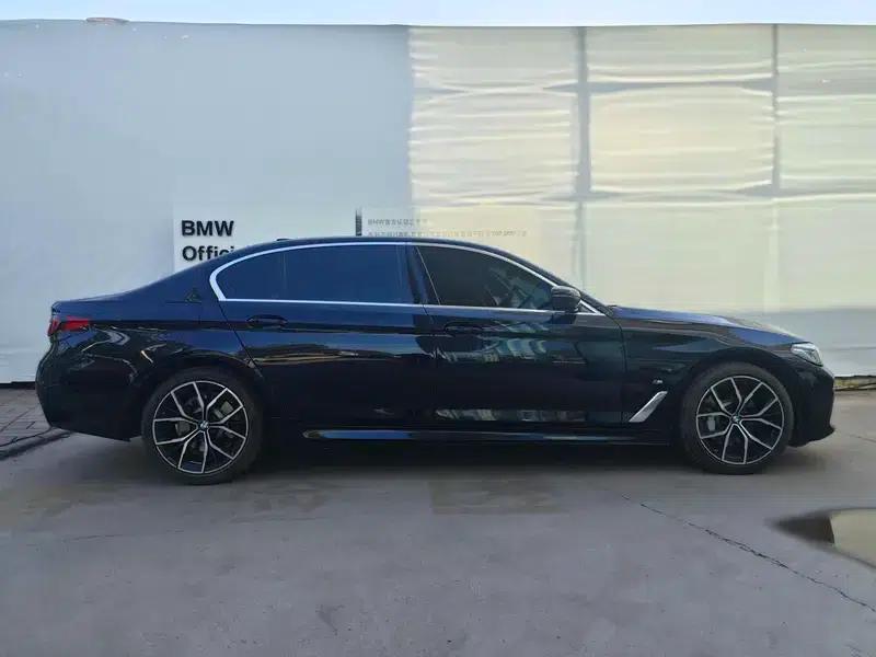 2022 BMW 5 Series 525Li M Sport Package — миниатюра 6