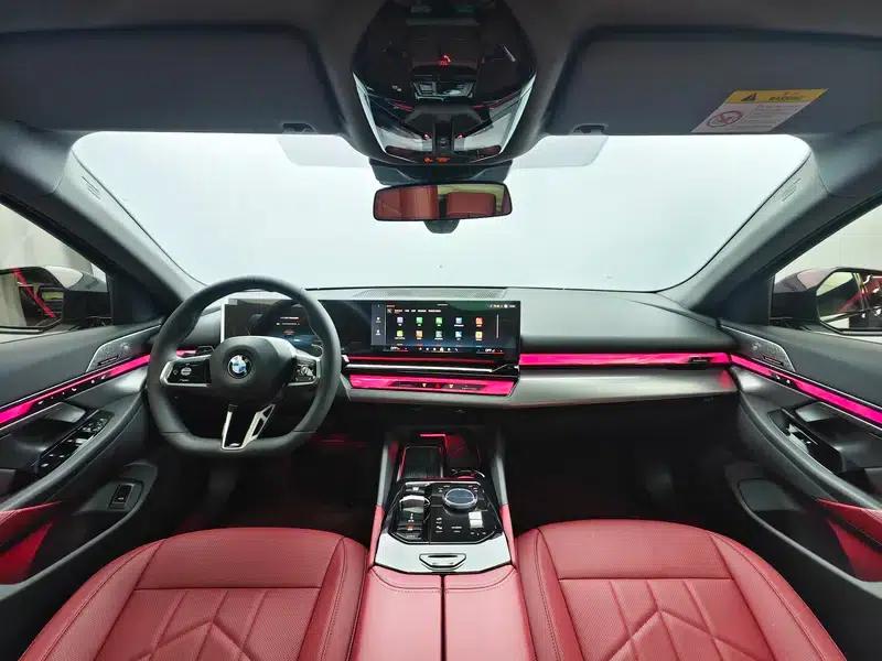 2025 BMW 5 Series 530Li Leading Edition M Sport Package — миниатюра 9