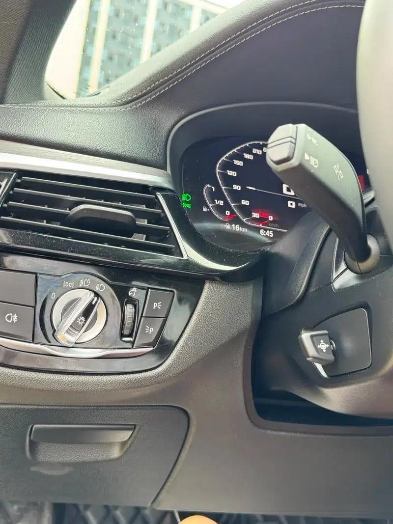 2021 BMW 5 Series 530Li Leading Edition M Sport Package — миниатюра 12