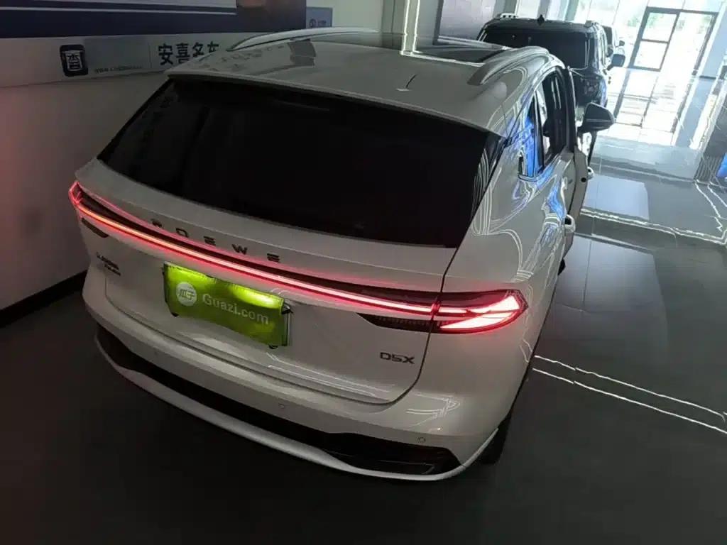 Roewe D5X DMH 2024 135 Flagship Edition — миниатюра 7