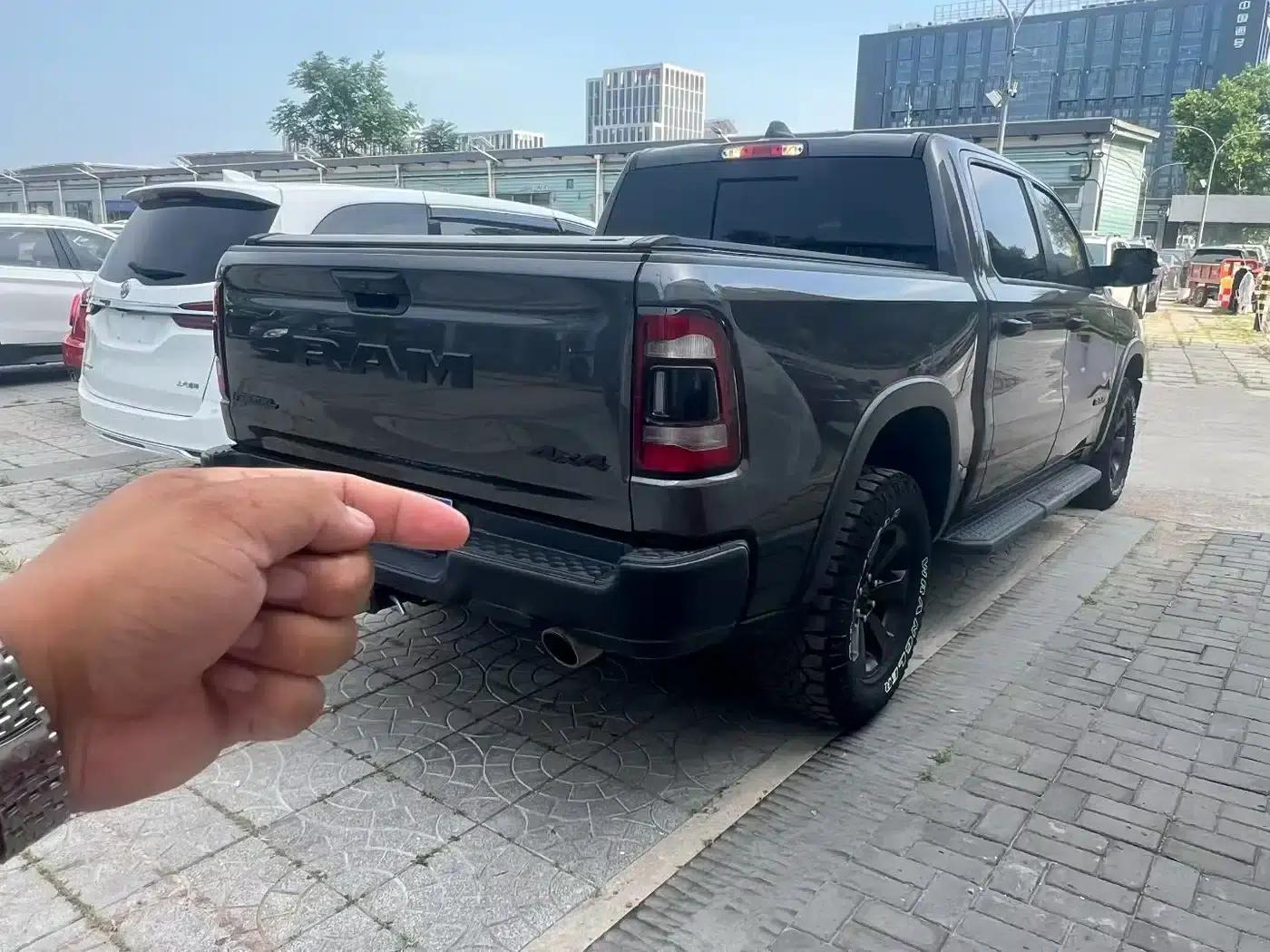 RAM Trucks 2023 5.7L Automatic — миниатюра 3