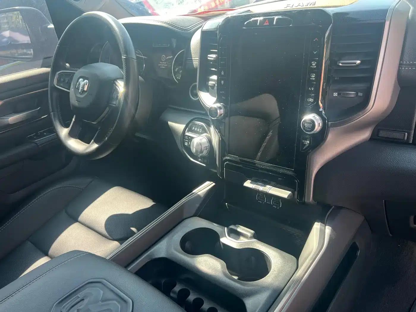 RAM Trucks 2023 5.7L Automatic — миниатюра 6