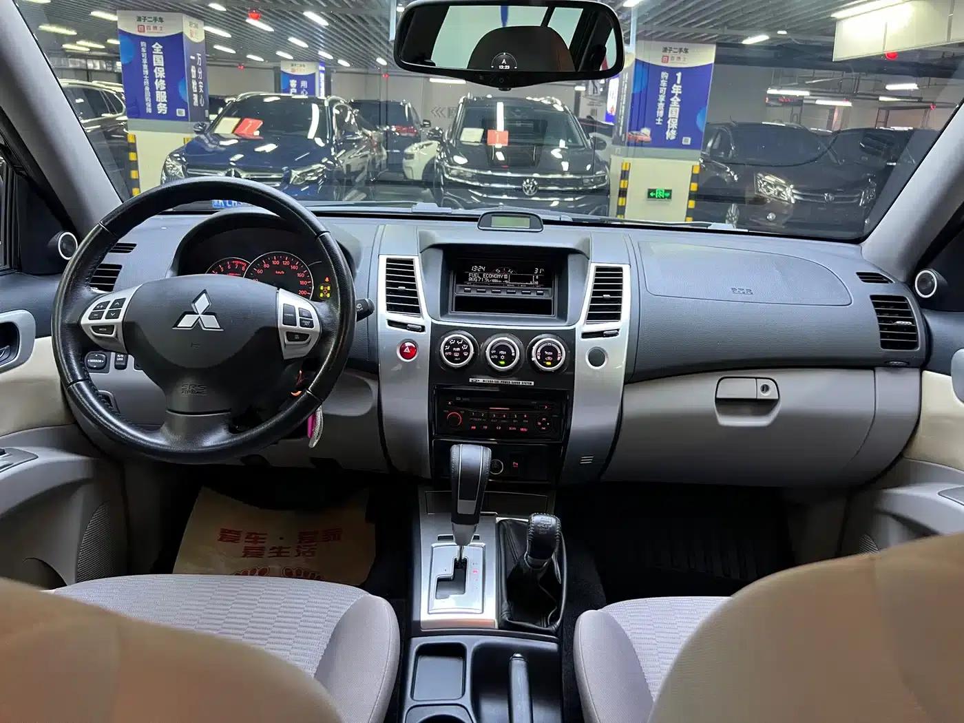 2013 Pajero Sport 3.0L Automatic 4WD Executive Edition — миниатюра 14