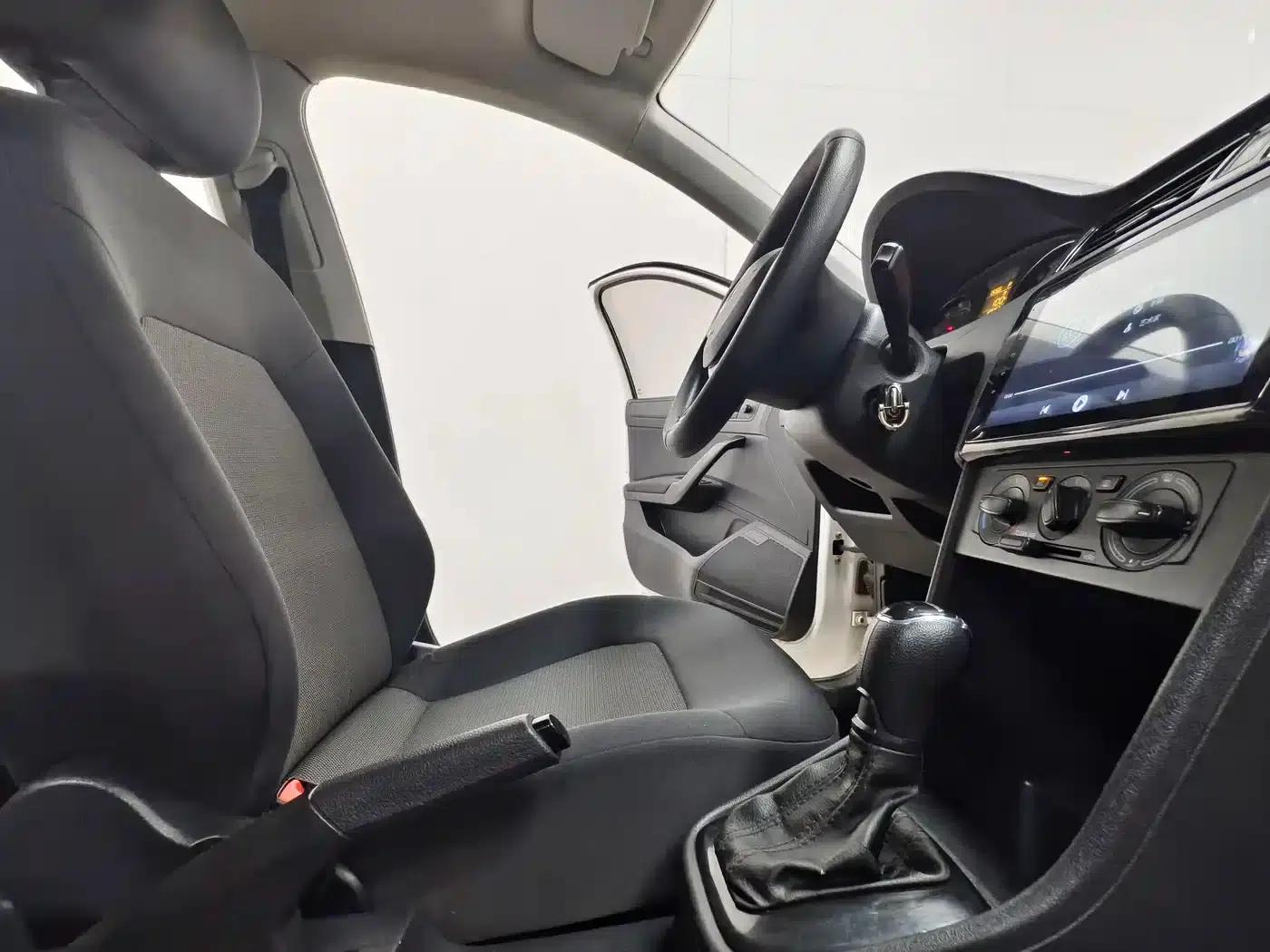 Rapid 2014 1.6L Automatic Enjoy Edition — миниатюра 14
