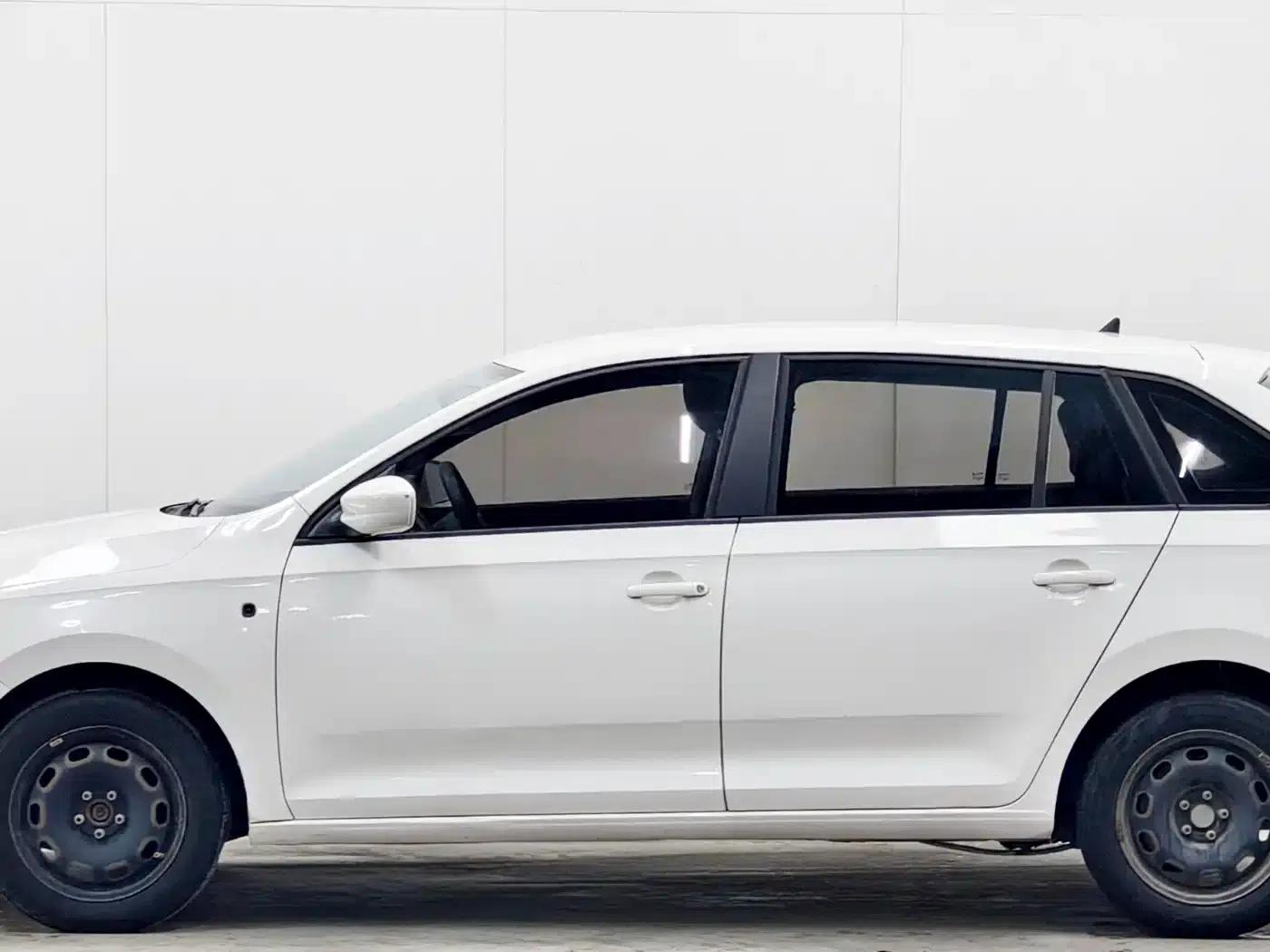 Rapid 2014 1.6L Automatic Enjoy Edition — миниатюра 7