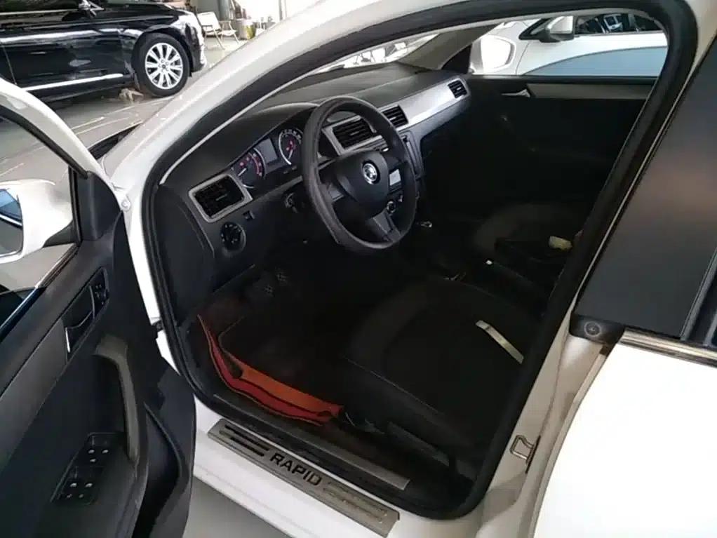 Rapid Spaceback 2016 Facelift 1.6L Automatic Comfortline — миниатюра 15
