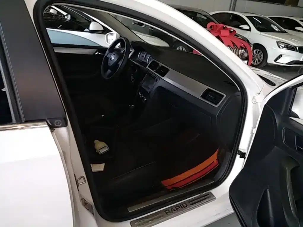 Rapid Spaceback 2016 Facelift 1.6L Automatic Comfortline — миниатюра 25