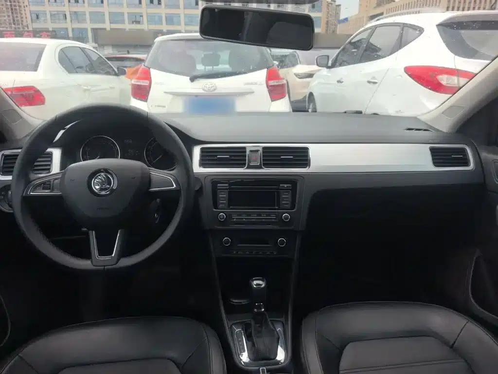 Rapid 2014 1.6L Automatic Luxury Edition — миниатюра 14